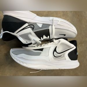 New kyrie low basketball shoes size 11.5